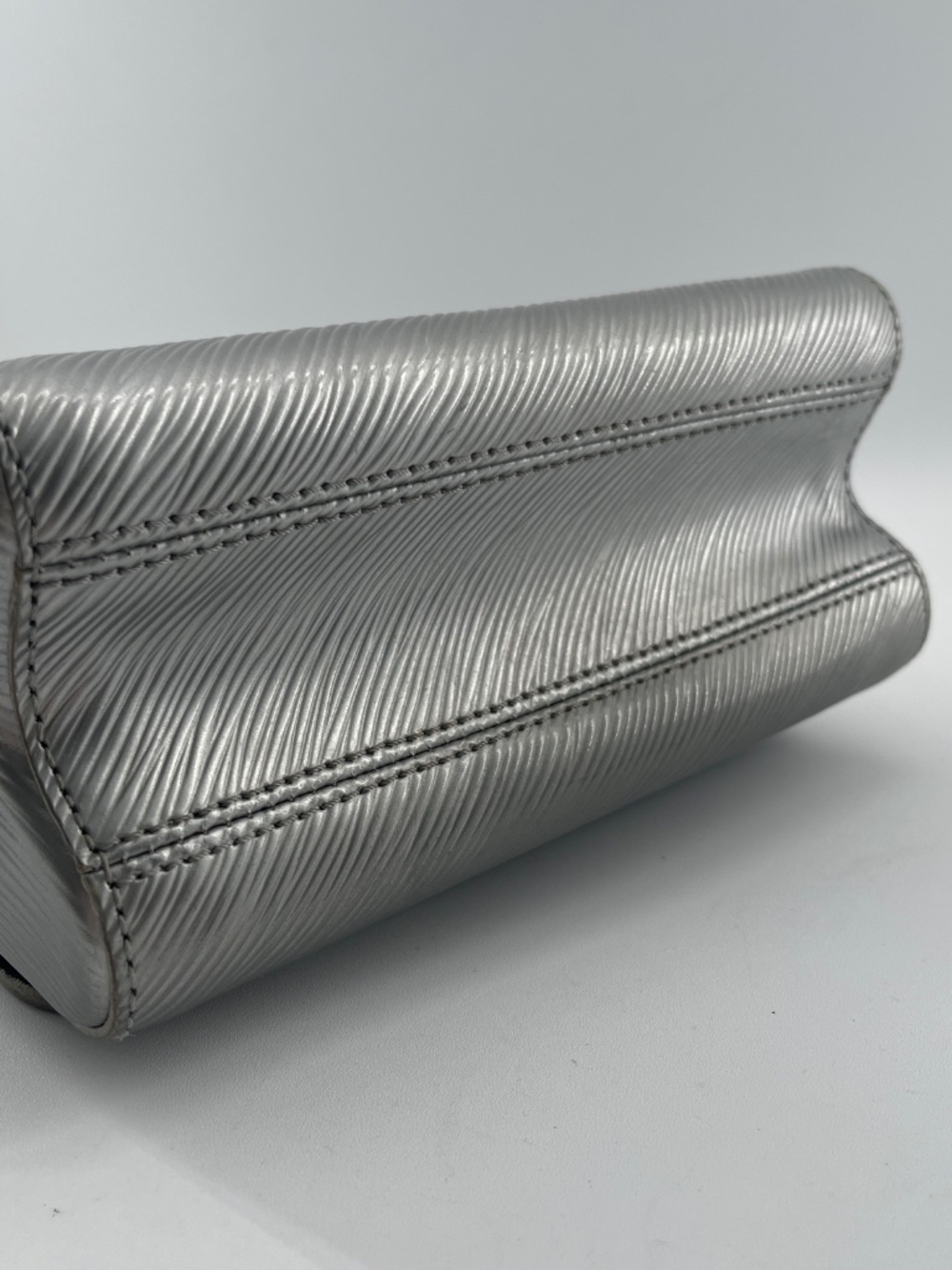 Louis Vuitton Epi Leather Twist MM - Picture 3 of 14